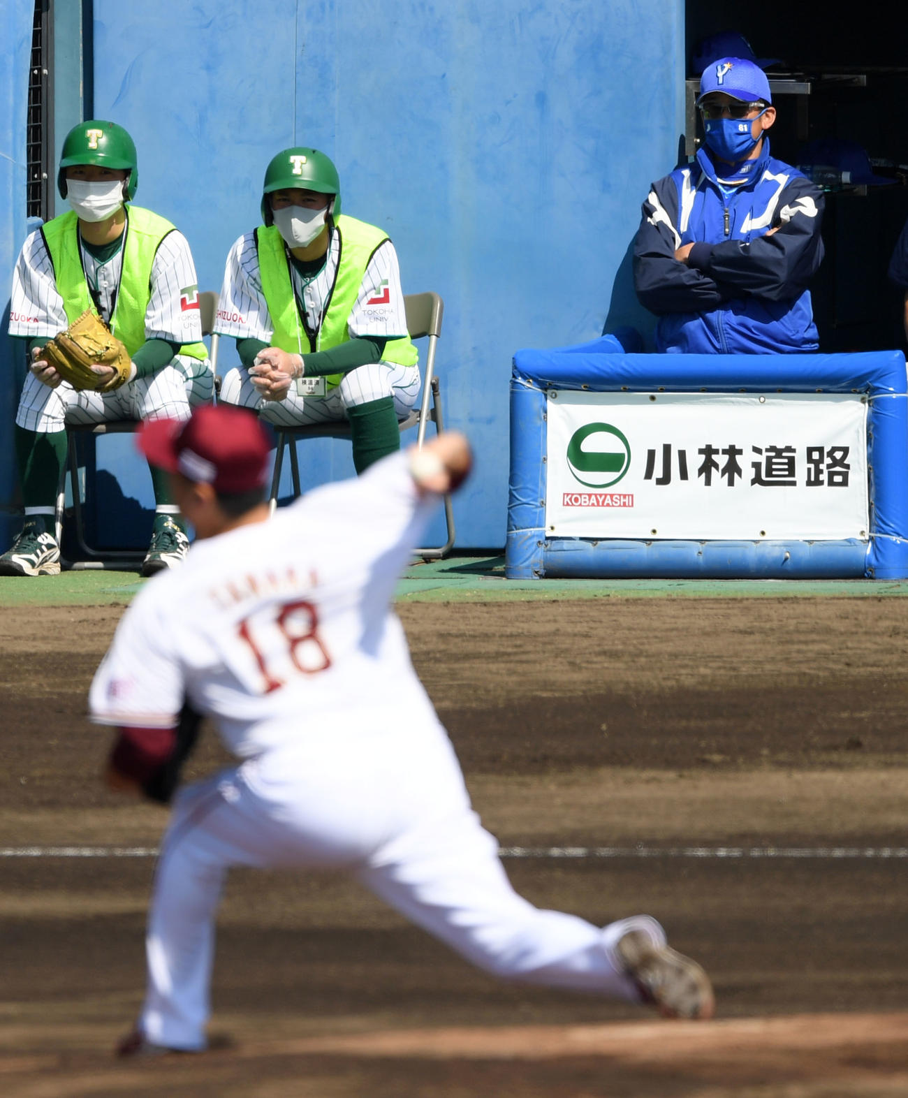 楽天対DeNA　楽天田中将（手前）を見つめる三浦監督（撮影・横山健太）
