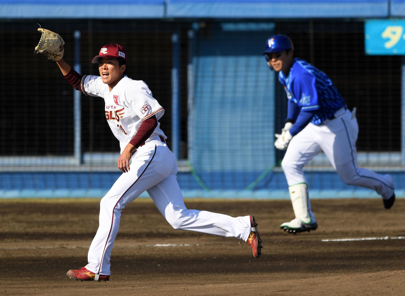 楽天対DeNA 6回表DeNA2死、佐野恵太を二ゴロに仕留める早川（撮影・横山健太）