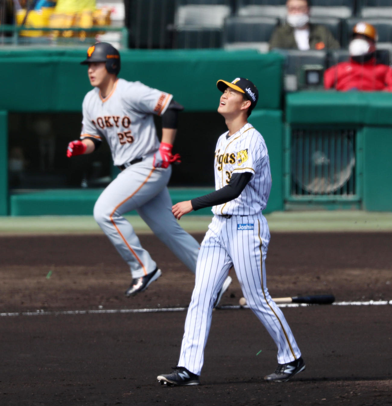 阪神対巨人　2回表巨人無死、及川は岡本を右飛に仕留める（撮影・加藤哉）