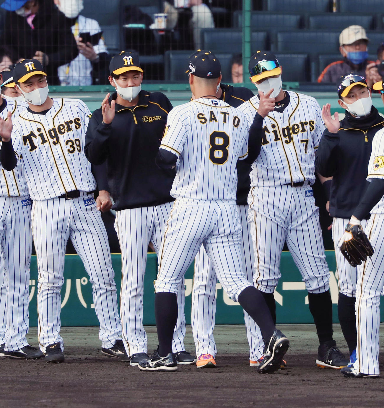 阪神対巨人　巨人に勝利し佐藤輝（右）らナインを迎える及川（撮影・加藤哉）