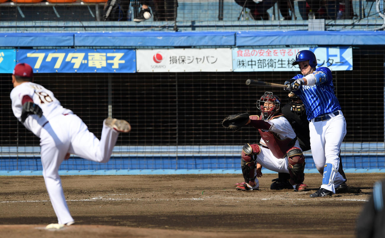 楽天対DeNA 4回表DeNA無死、右中間へ二塁打を放つ牧（撮影・横山健太）
