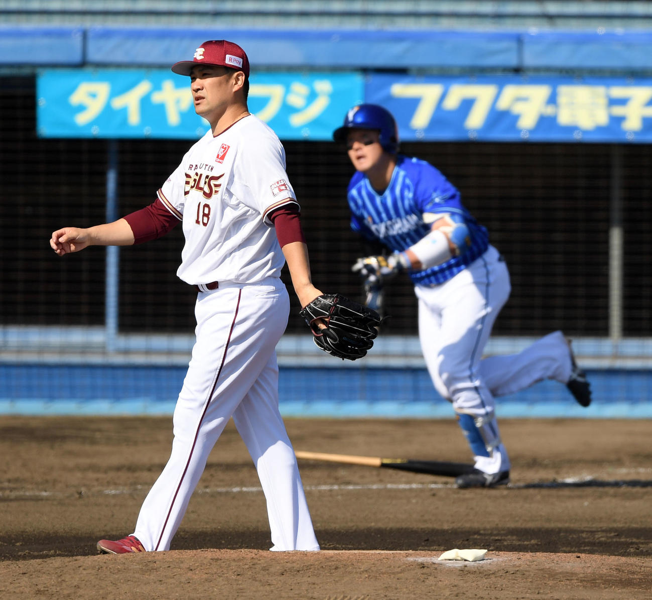 楽天対DeNA 4回表DeNA無死、牧に右中間へ二塁打を浴びる田中将（撮影・横山健太）