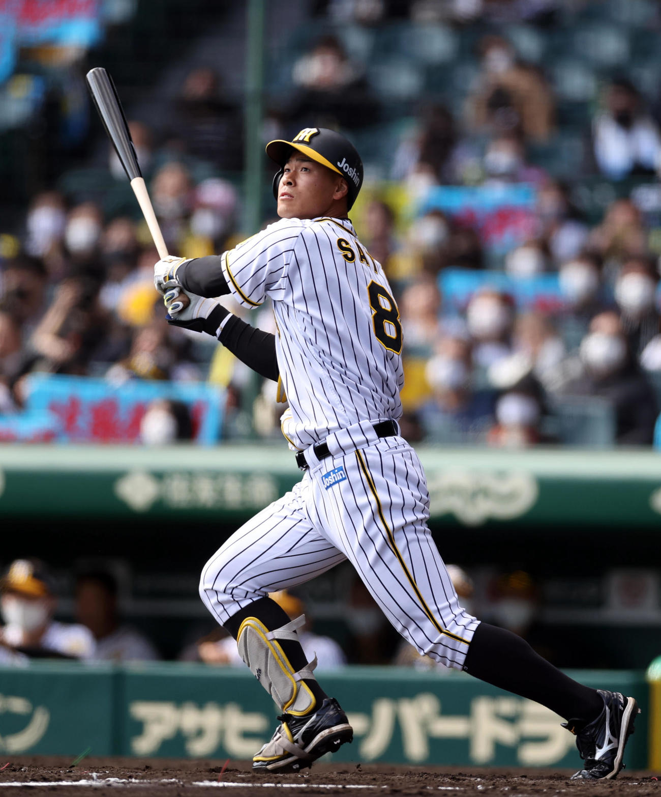 阪神対巨人　4回裏阪神2死、左翼席ギリギリにソロ本塁打を放つ佐藤輝明（撮影・狩俣裕三）