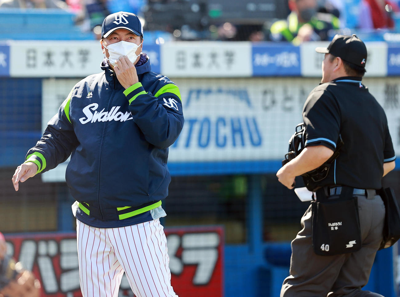 ヤクルト対中日　選手交代を告げるヤクルトの高津監督（撮影・浅見桂子）
