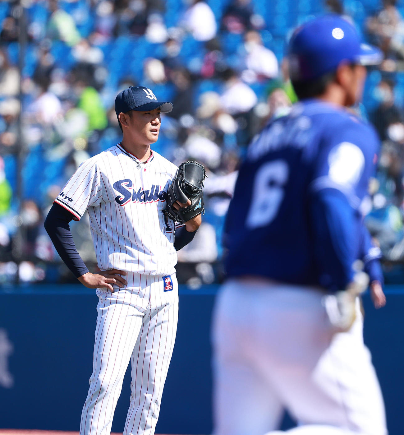 ヤクルト対中日　1回表中日2死二、三塁、平田（右）に3点本塁打を浴びた奥川（撮影・中島郁夫）