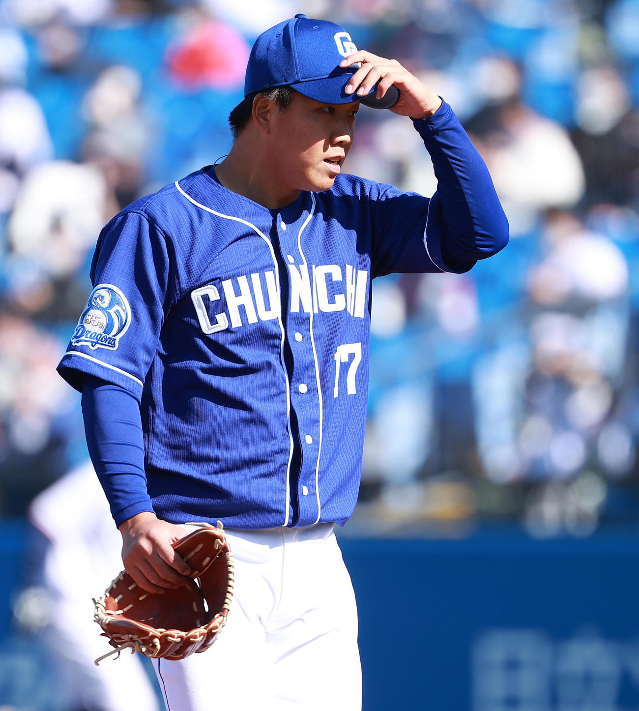 ヤクルト対中日　ベンチに戻る中日柳（撮影・中島郁夫）