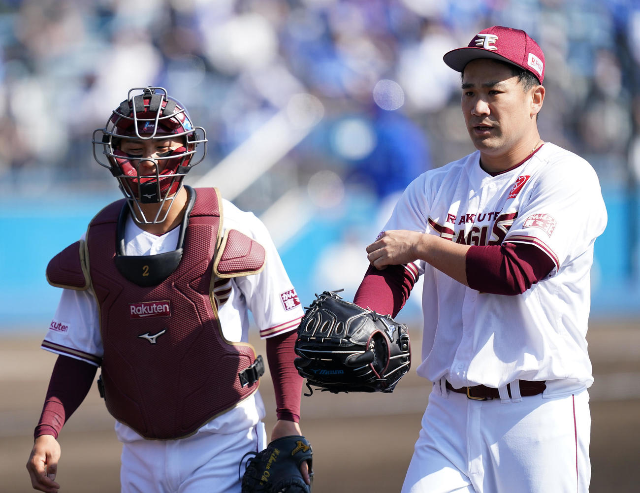 楽天対DeNA 3回表の投球を終え、捕手太田（左）と話しながらベンチに戻る楽天田中将（撮影・菅敏）