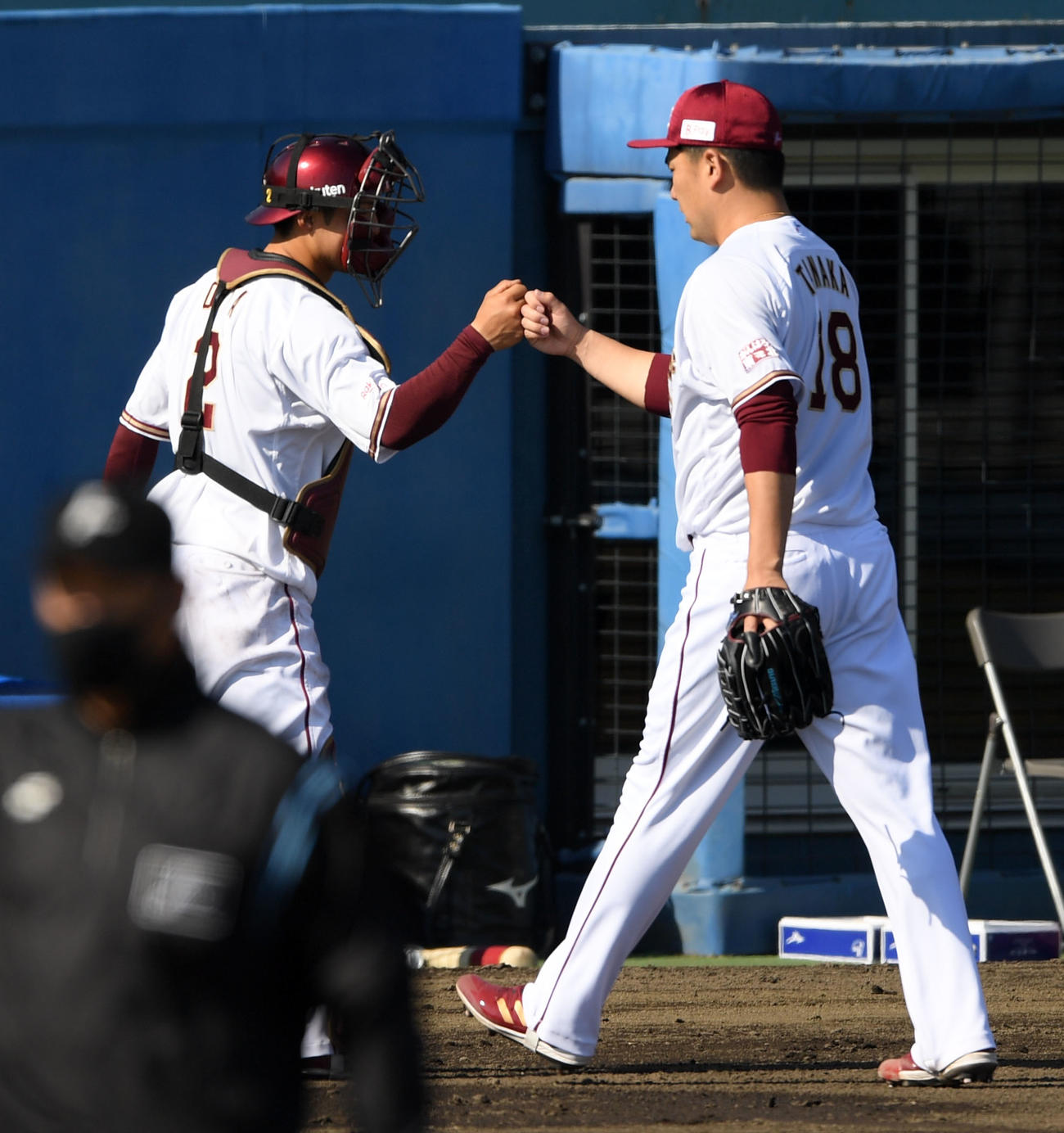 楽天対DeNA 5回表を終え楽天田中将（右）とタッチをかわす太田（撮影・横山健太）