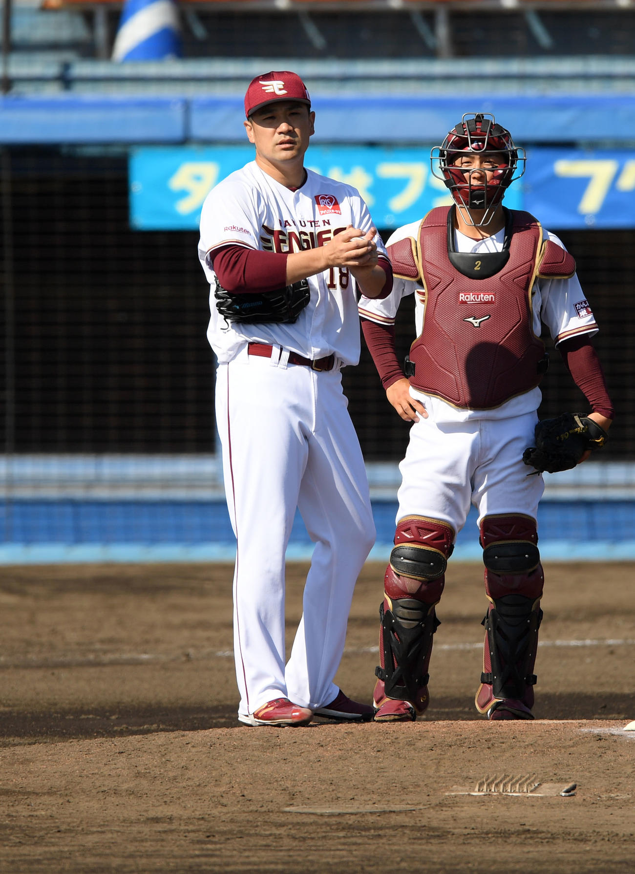 楽天対DeNA　4回表途中、マウンド上で会話を交わす楽天田中将（左）と太田（撮影・横山健太）
