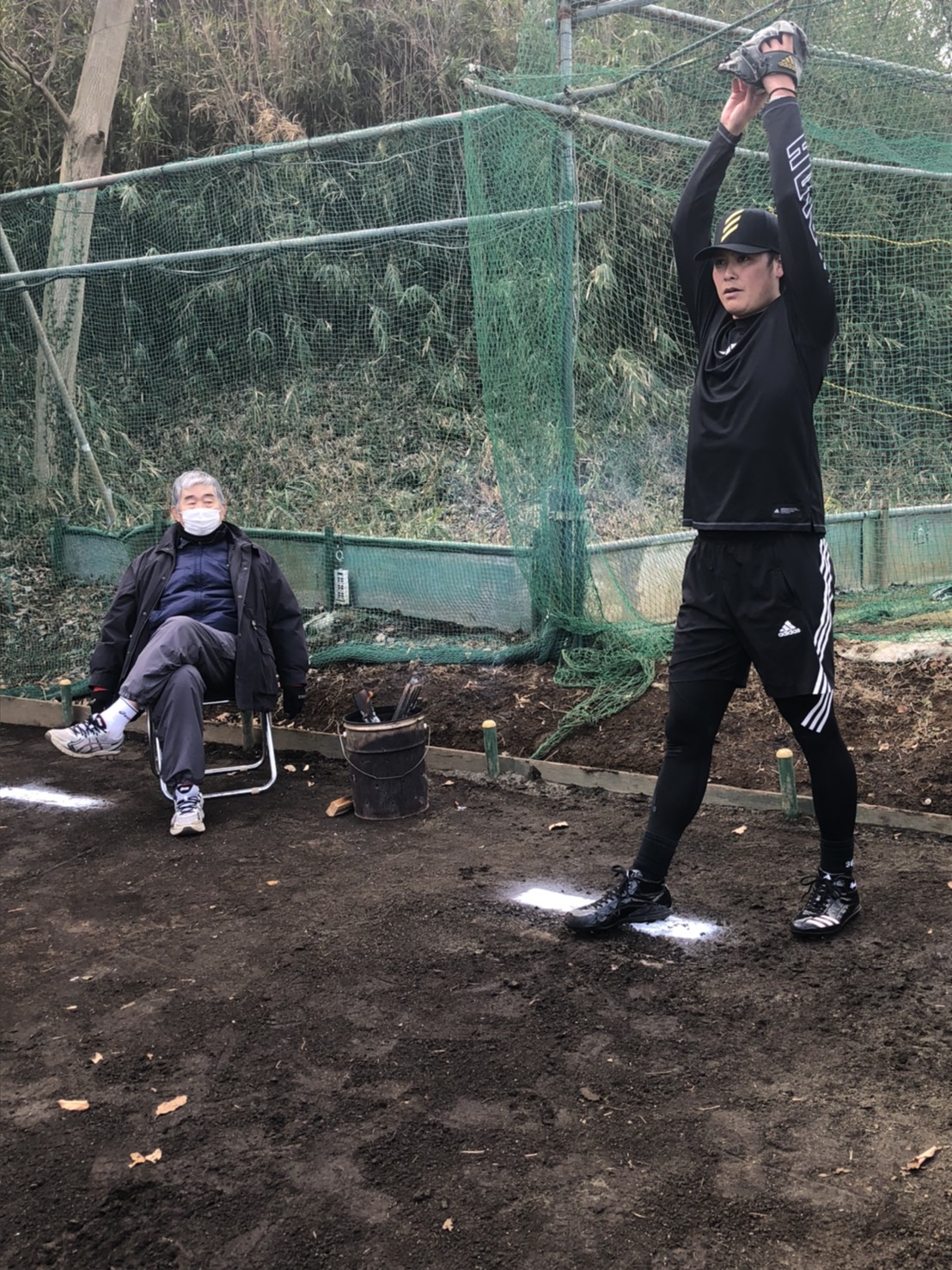 2021年2月1日、元巨人投手コーチの小谷氏が見つめる中、ボールを投げる元巨人宮国