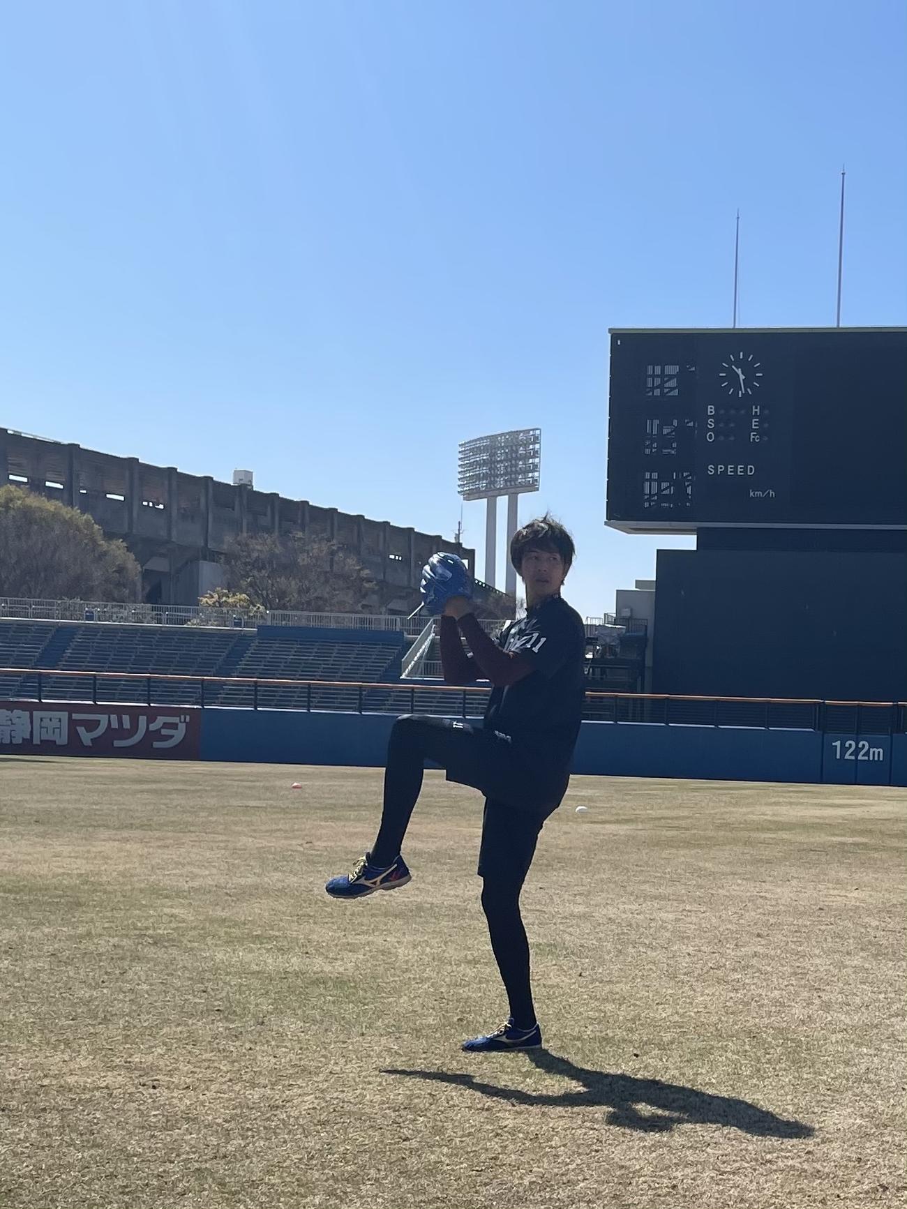 キャッチボールする楽天岸（楽天野球団提供）