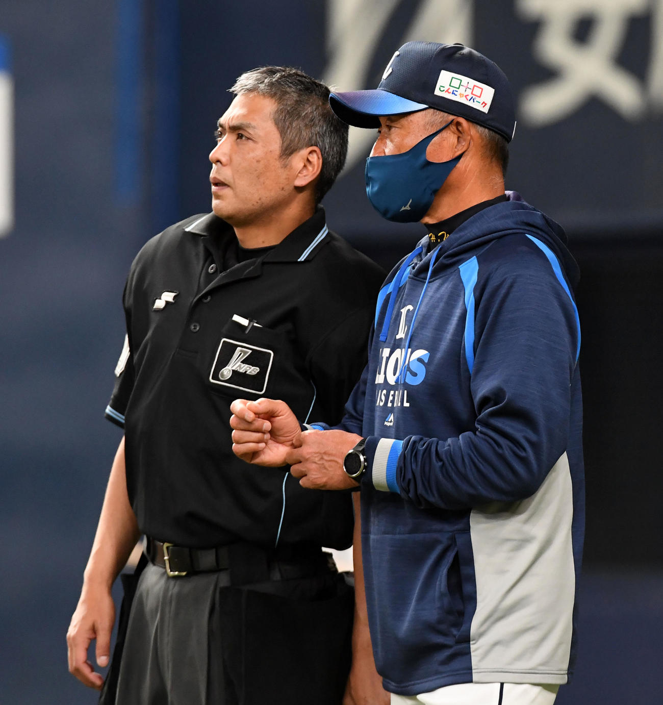 14日のオリックス対西武　4回、交代を告げる西武辻監督（撮影・前岡正明）