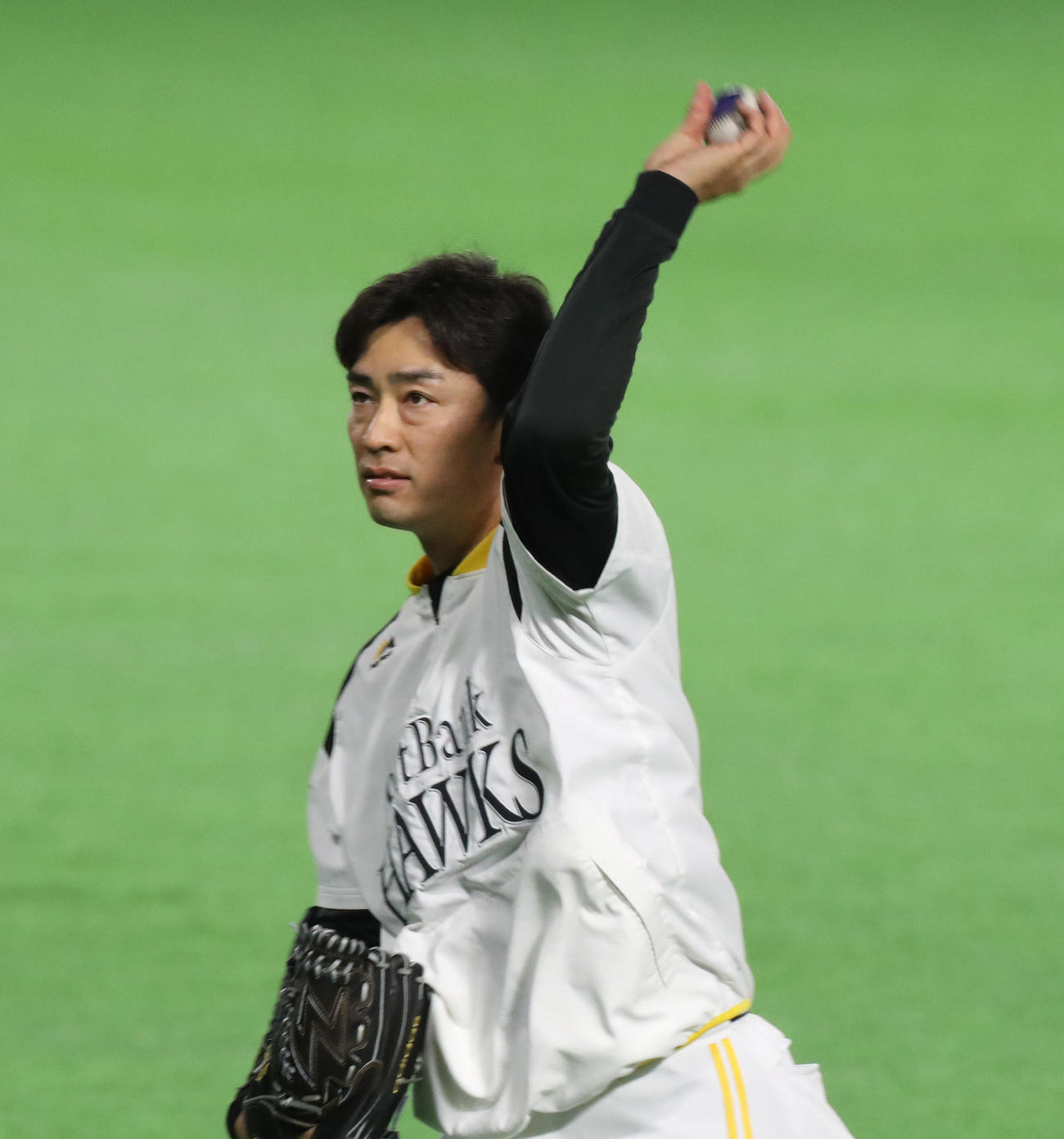 キャッチボールをする和田毅投手（撮影・屋方直哉）