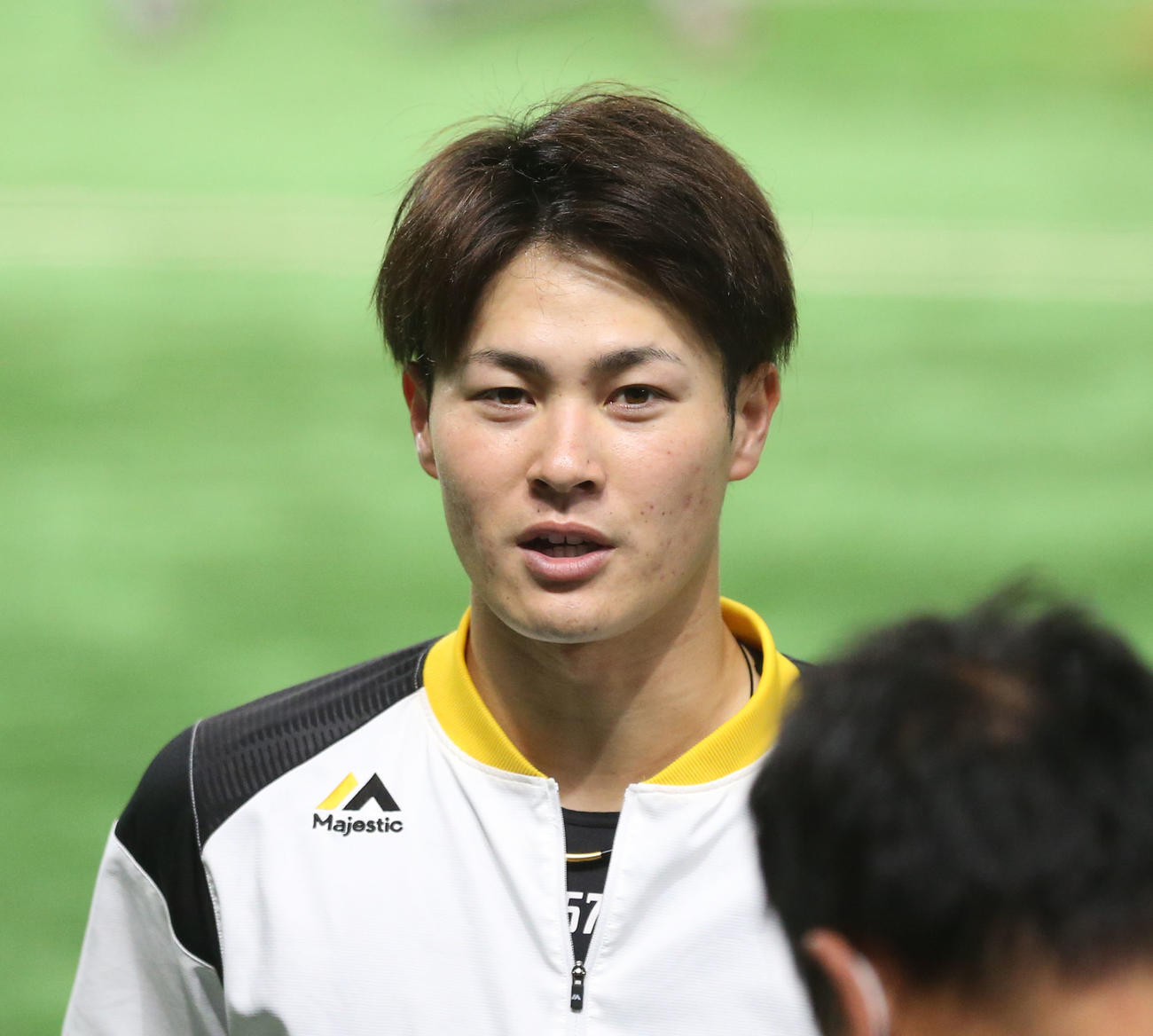 取材を受ける笠谷俊介投手（撮影・屋方直哉）