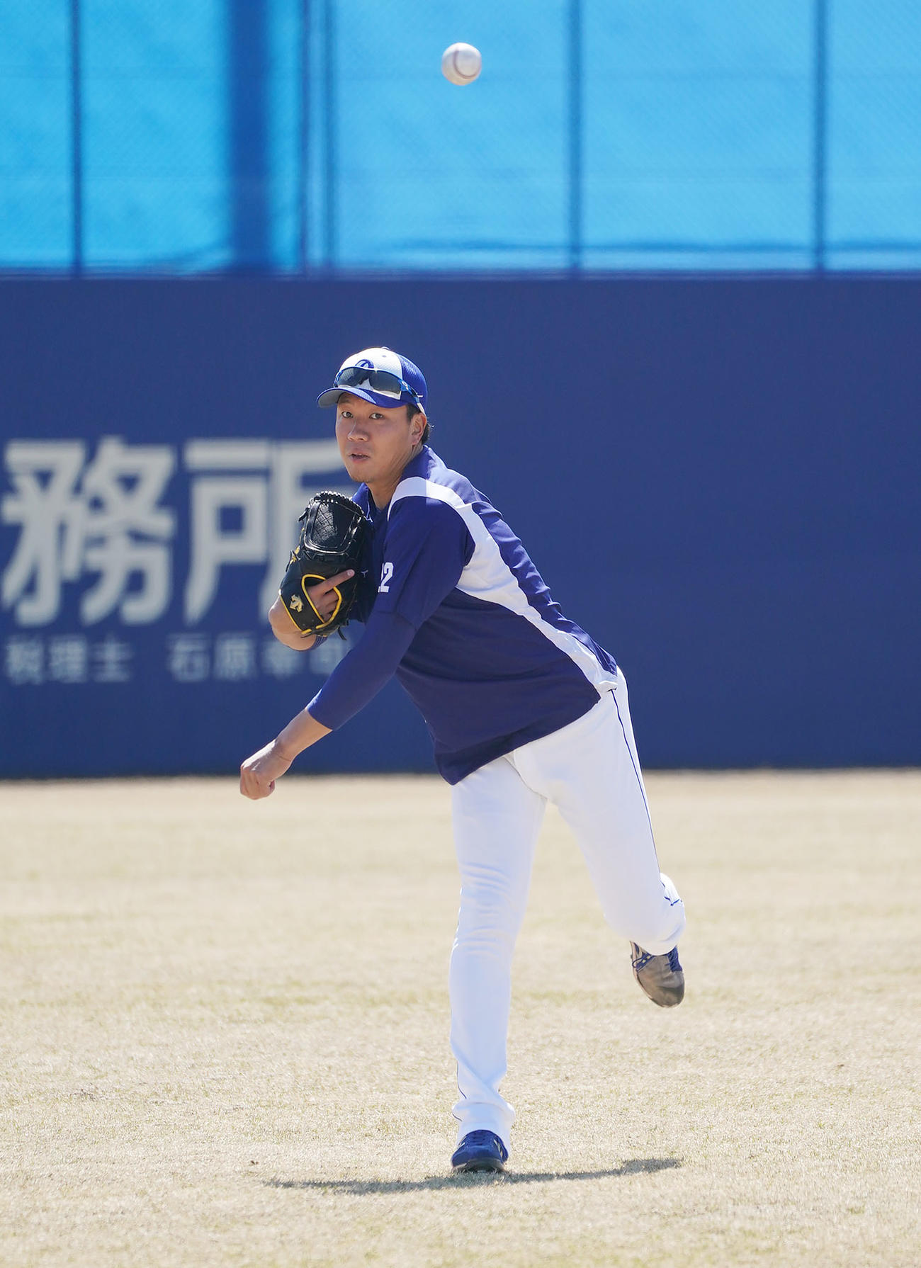 キャッチボールをする大野雄大（撮影・森本幸一）