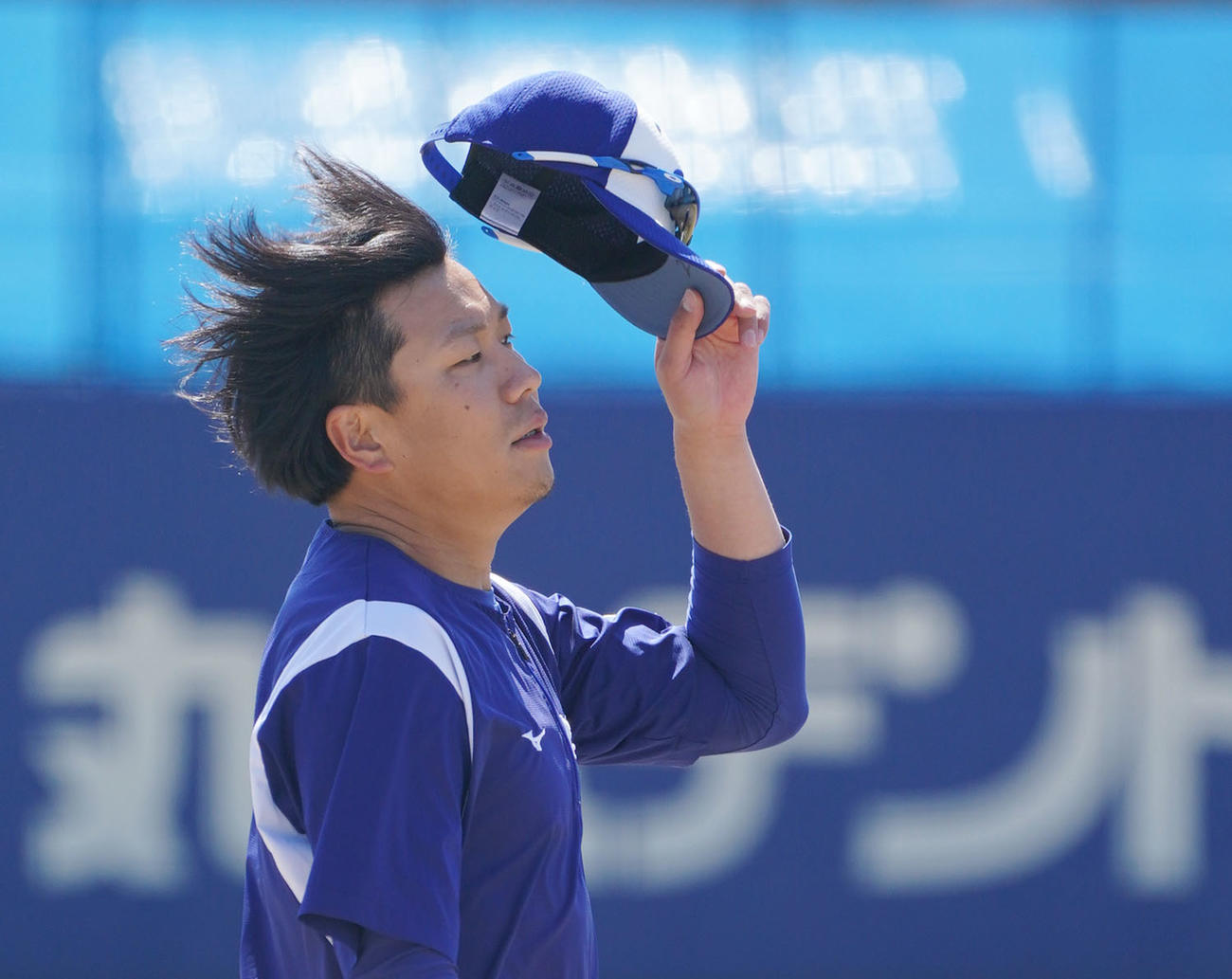 帽子をかぶりなおす大野雄大（撮影・森本幸一）