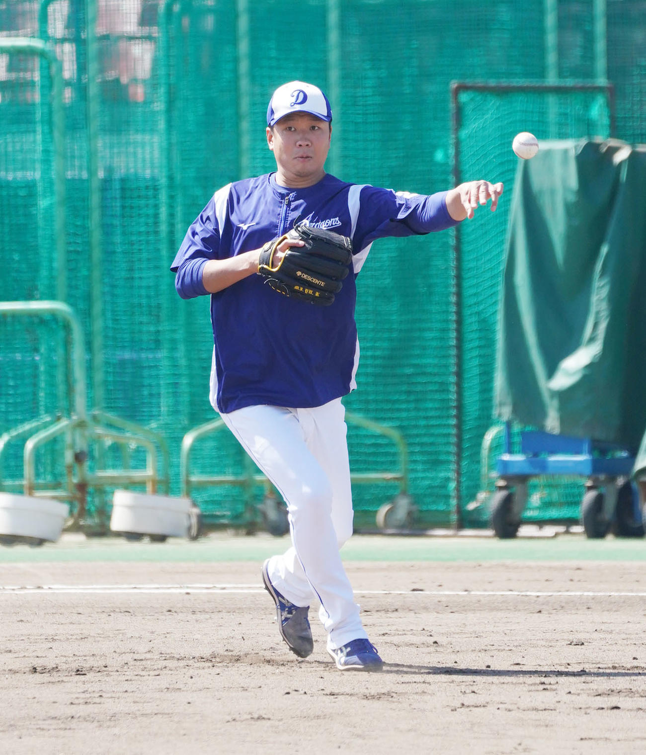 ノックを受け送球する大野雄大（撮影・森本幸一）