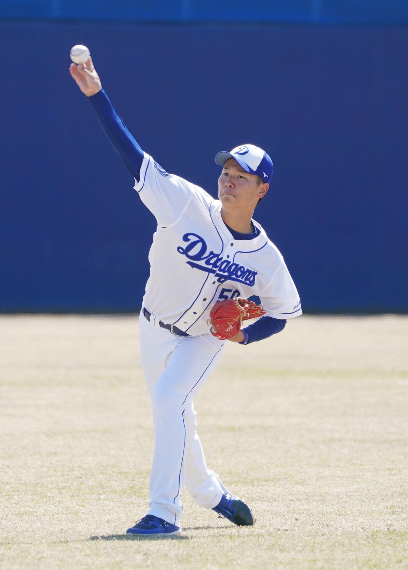 キャッチボールをする清水達也（撮影・森本幸一）