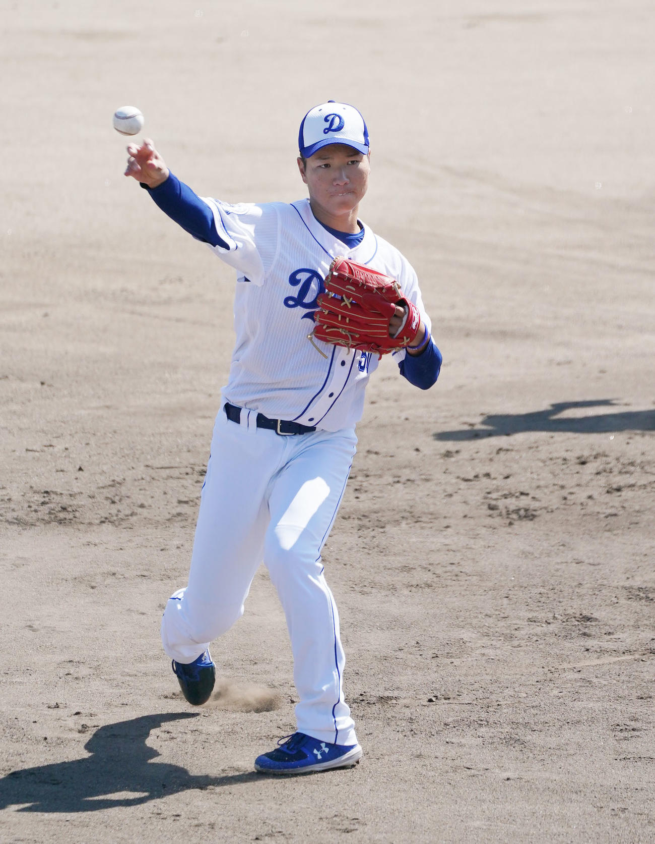 ノックを受け送球する清水達也（撮影・森本幸一）