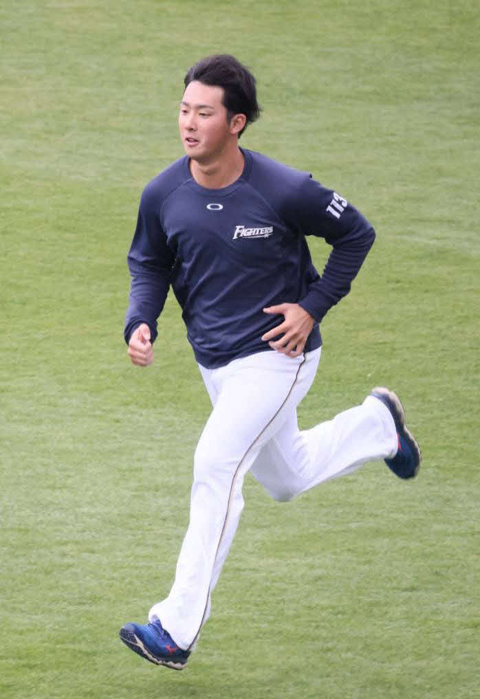 マツダスタジアムで汗を流す日本ハム長谷川（撮影・加藤孝規）