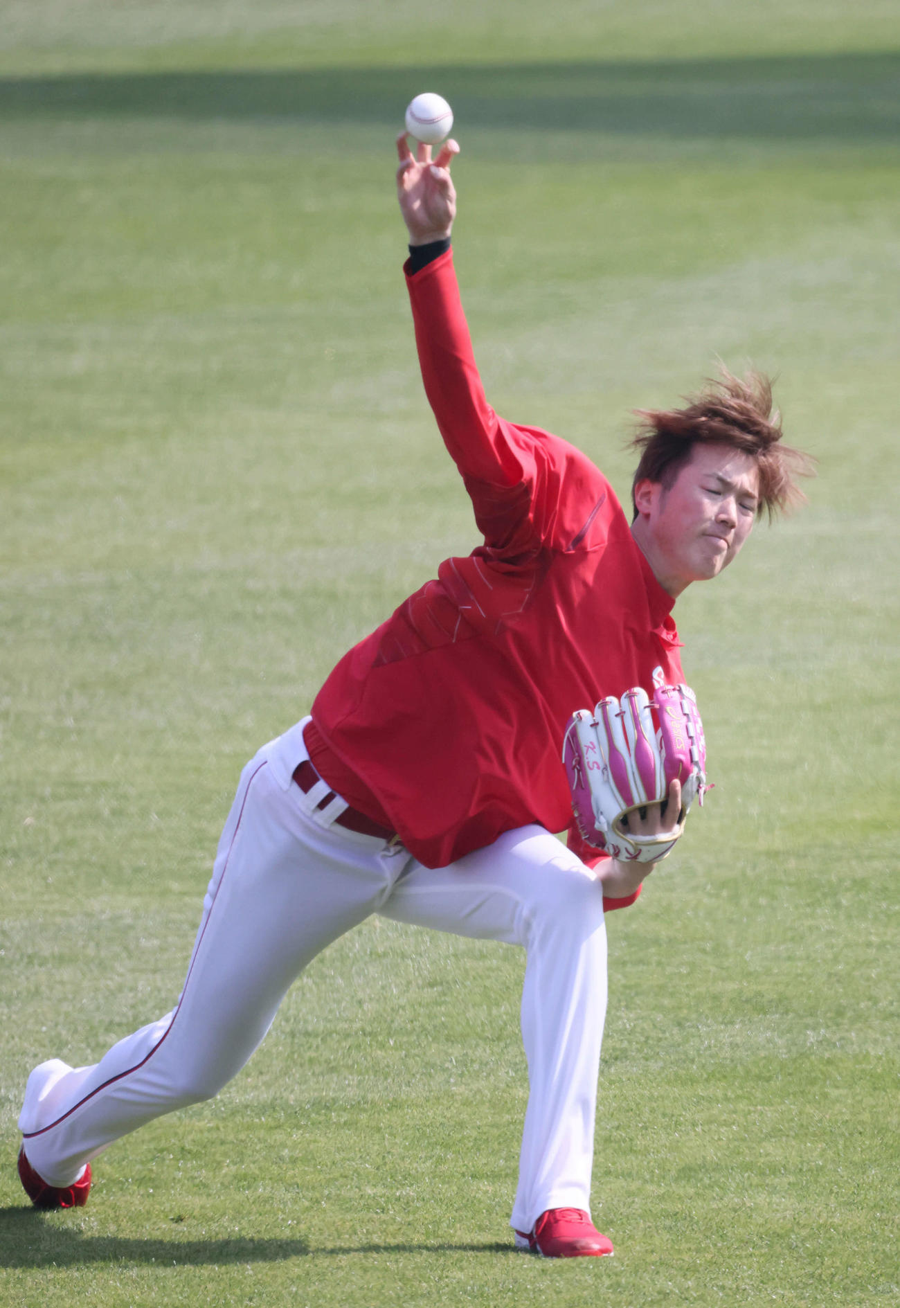 キャッチボールをする広島森下（撮影・加藤孝規）