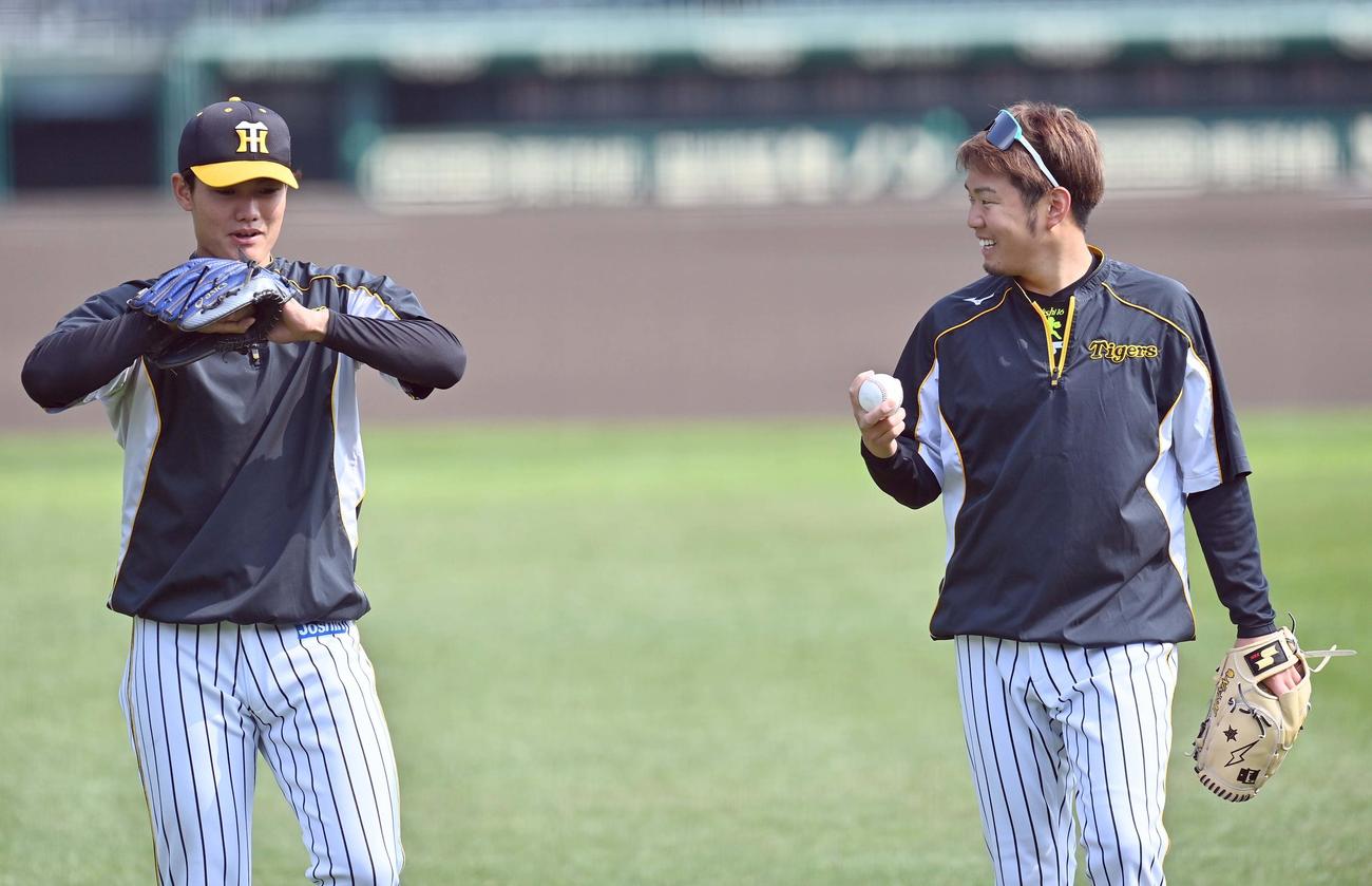 阪神西純矢（左）と談笑する西勇輝（撮影・上田博志）