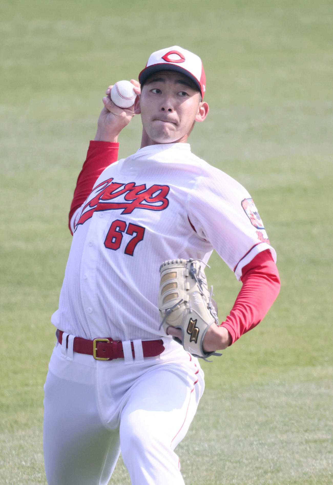 プロ野球広島投手指名練習　キャッチボールをする中村祐（撮影・加藤孝規）