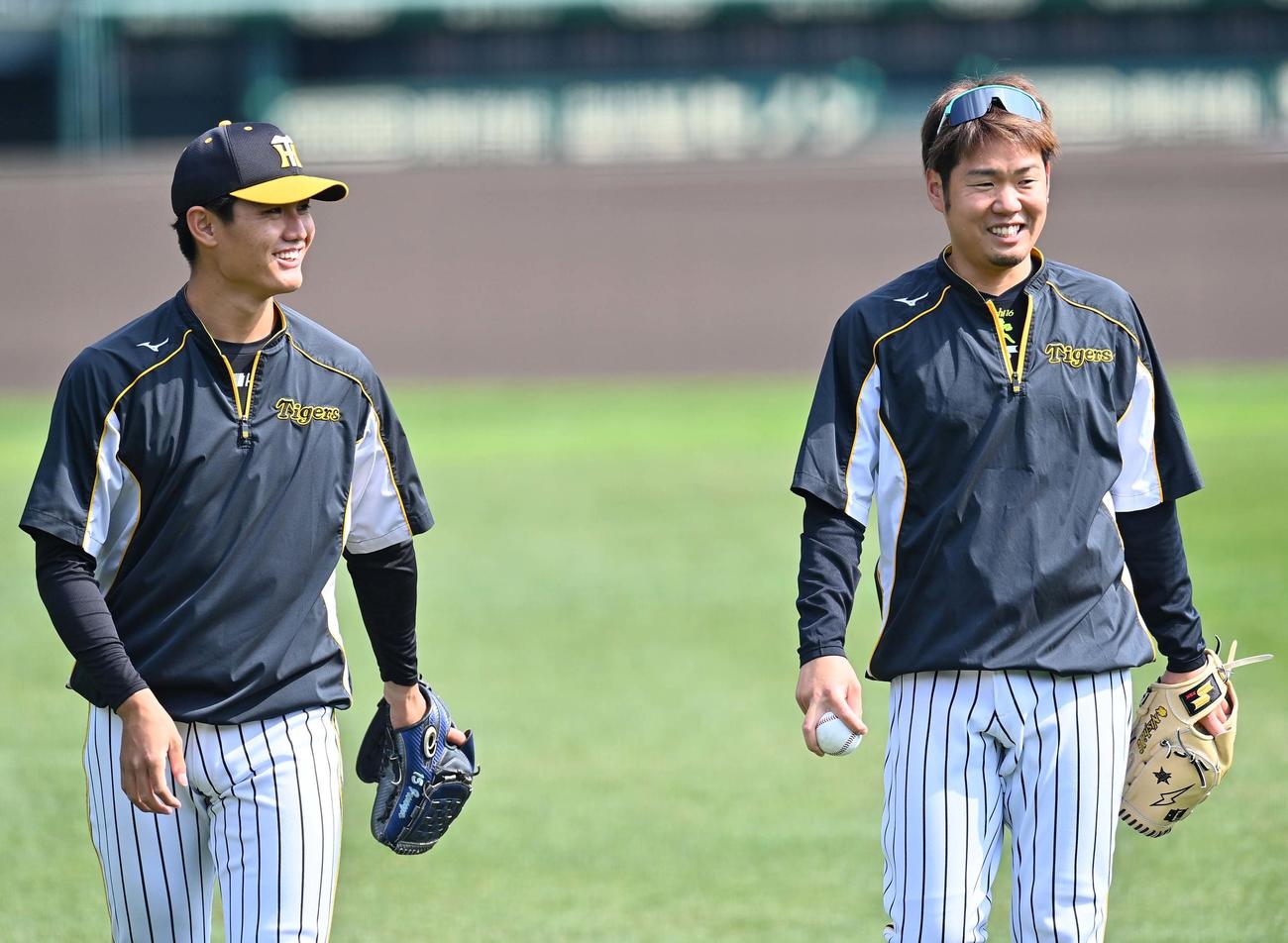 西純矢（左）と談笑する西勇輝（撮影・上田博志）