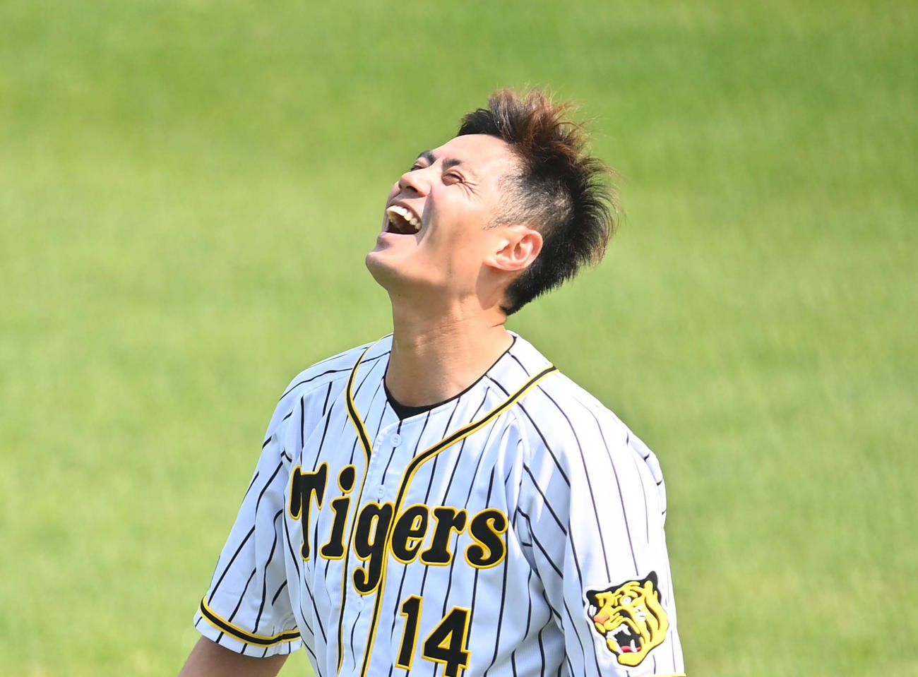 球団関係者とのタイム走に勝利し笑顔を見せるチェン・ウェイン（撮影・上田博志）