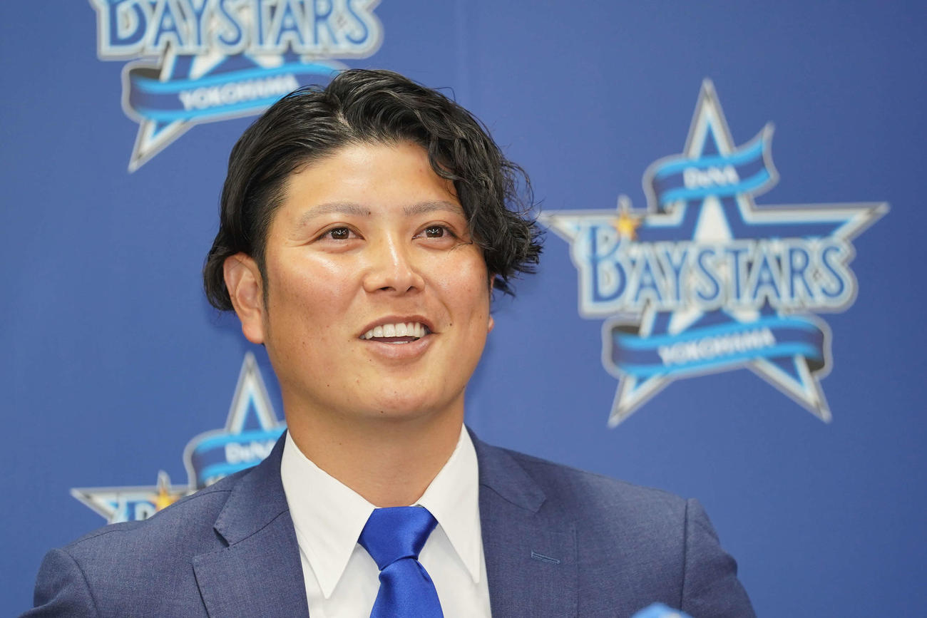 DeNAと育成契約し、会見で笑顔を見せる宮国（代表撮影）
