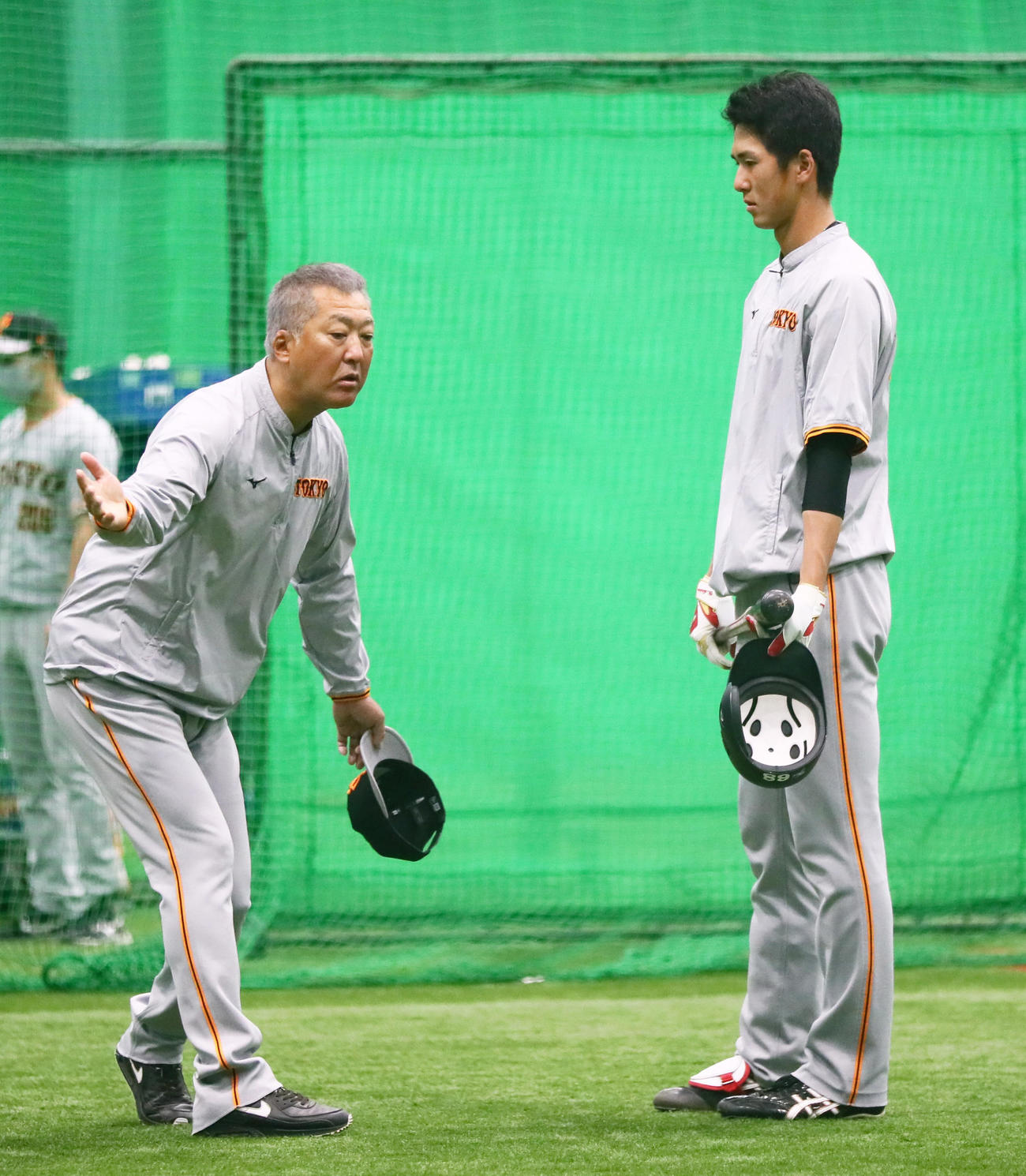 巨人後藤コーチから指導を受ける秋広（撮影・足立雅史）