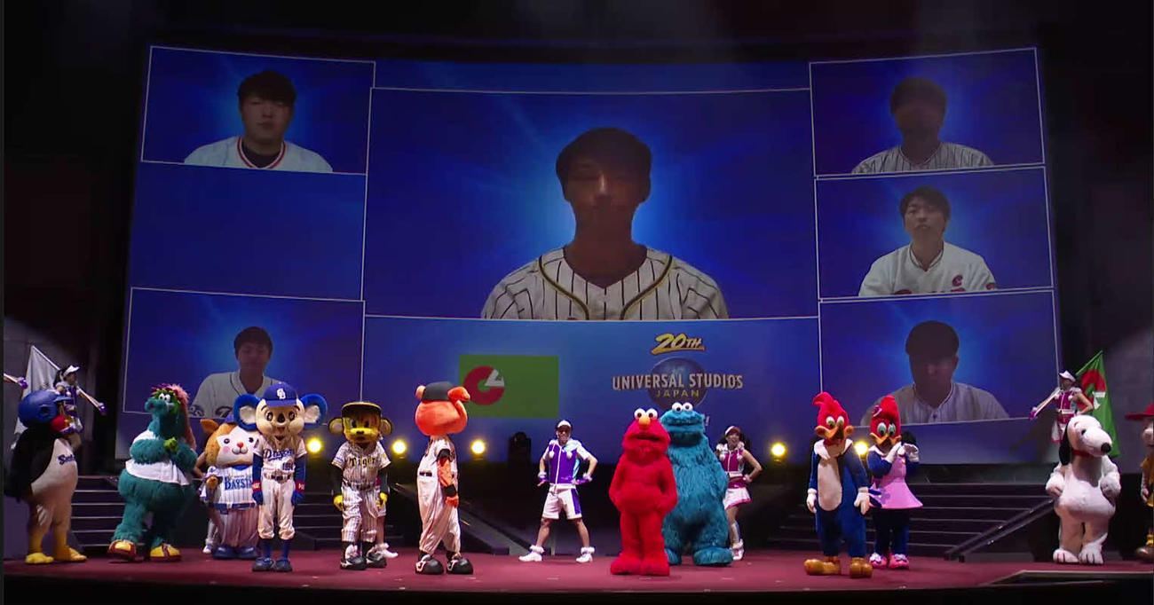 USJとセ・リーグのコラボイベントにオンライン参加した阪神近本（スクリーン中央）。同左上段より巨人岡本和、中日高橋周、右上段よりDeNA三嶋、広島大瀬良、ヤクルト村上（Zoomより）