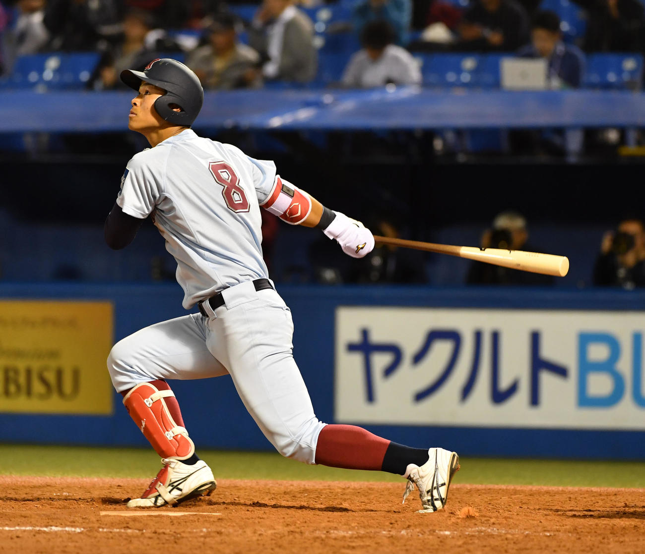 18年11月、神宮大会の筑波大戦で左越え本塁打を放つ近大・佐藤輝