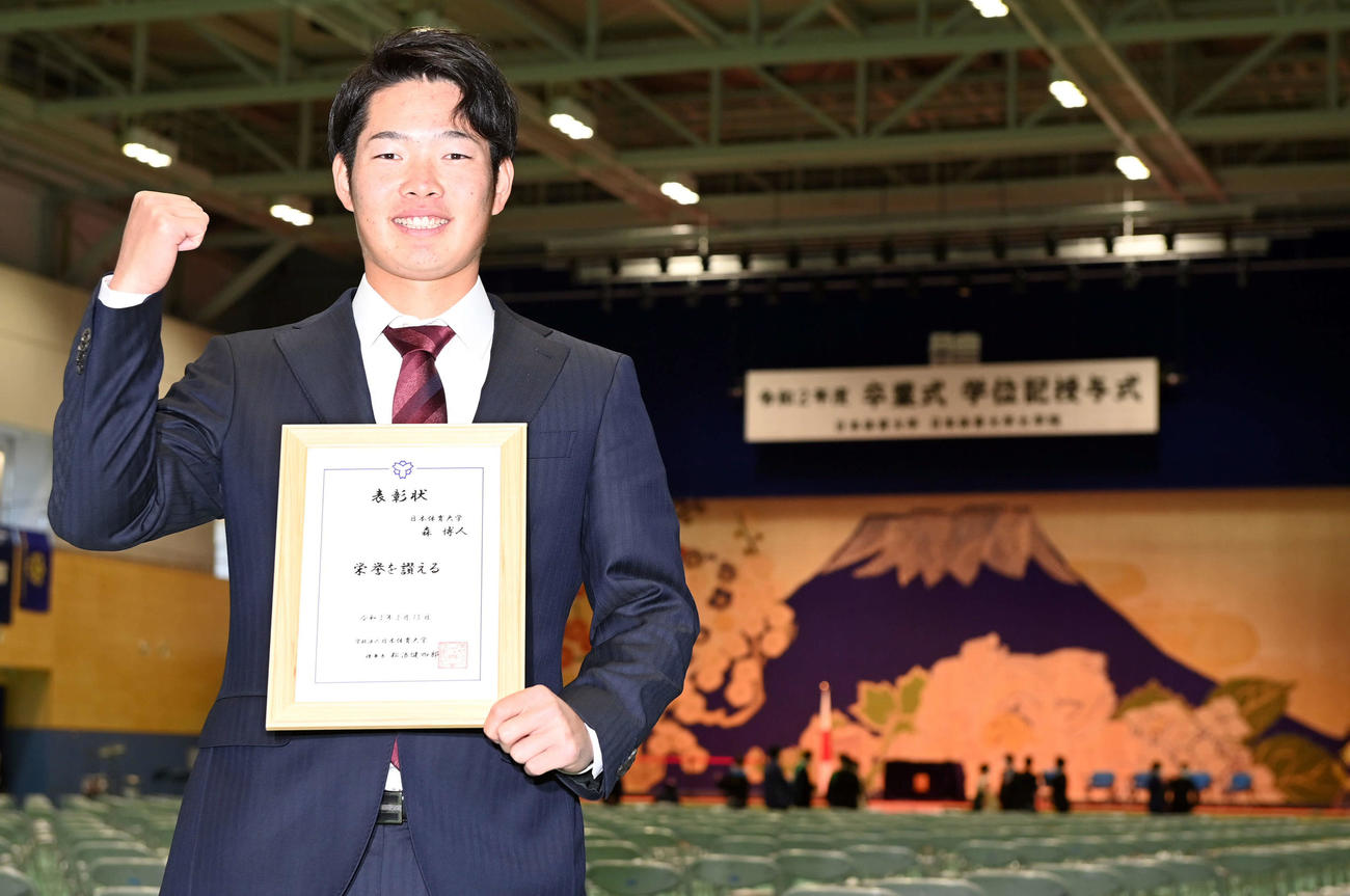 卒業式を終え、記念撮影に納まる中日森（撮影・たえ見朱実）