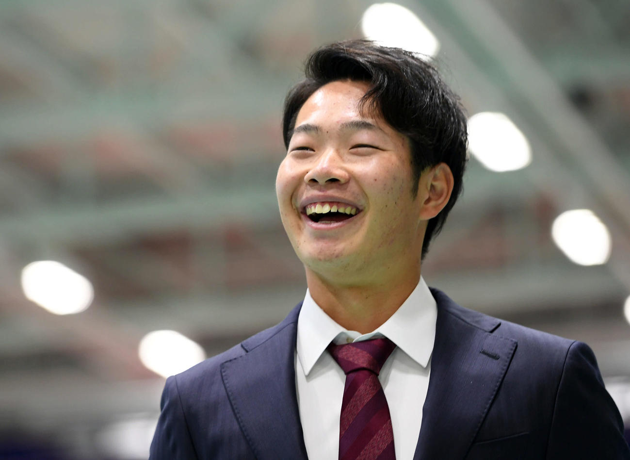 卒業式を終え、笑顔で心境を語る中日森（撮影・たえ見朱実）
