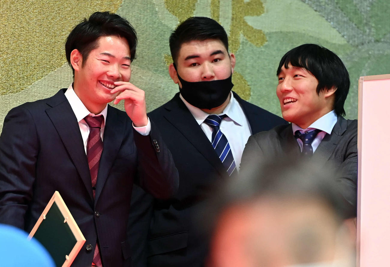 卒業式を終え、笑顔を見せる中日森（左端）右は柔道の藤原。中央は相撲のプレブスレン・デルゲルバヤル（撮影・たえ見朱実）