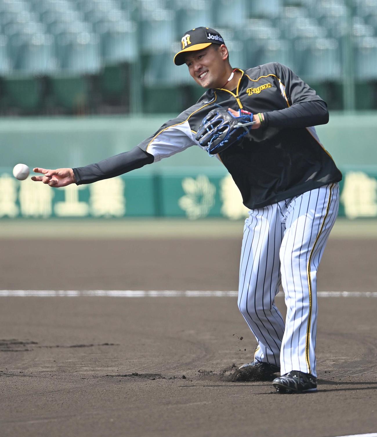 ノックで三塁へ送球する秋山（撮影・上田博志）