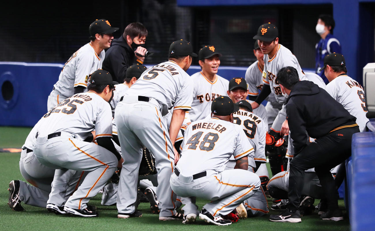 試合前、円陣の輪の中で声を出す巨人岸田（後方右から2人目）（撮影・足立雅史）