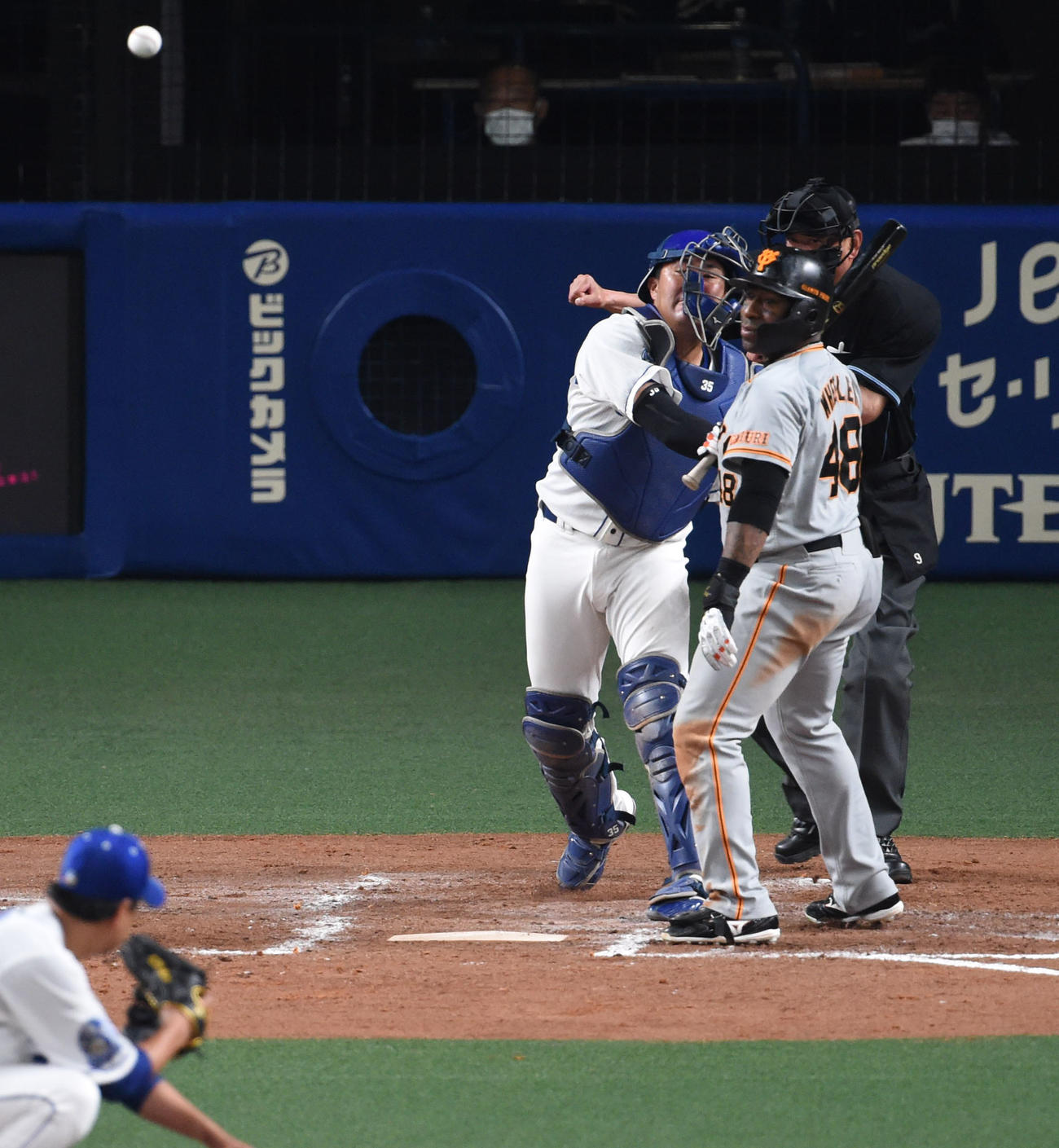 オープン戦・中日対巨人　4回表巨人1死一塁、二塁へ送球する木下拓哉（撮影・森本幸一）＝2021年3月16日、バンテリンドームナゴヤ