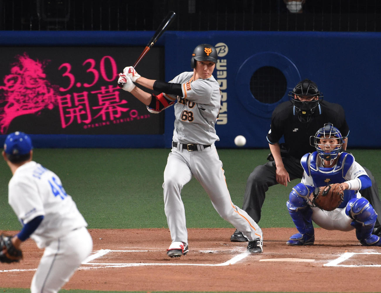 中日対巨人　6回表巨人1死、中前打を放つ秋広（撮影・森本幸一）