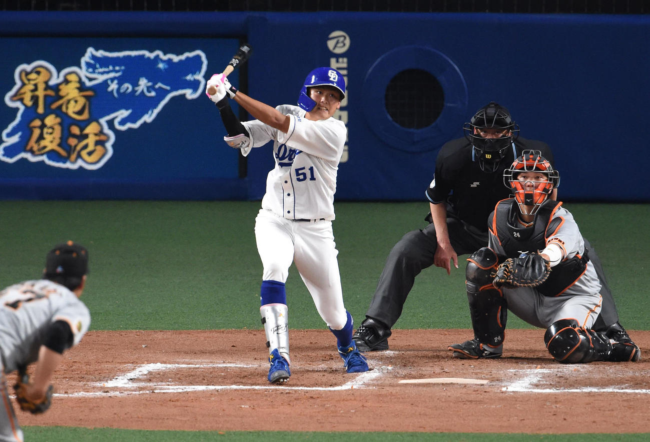 中日対巨人　6回裏中日1死満塁、左前2点適時打を放った滝野要（撮影・森本幸一）