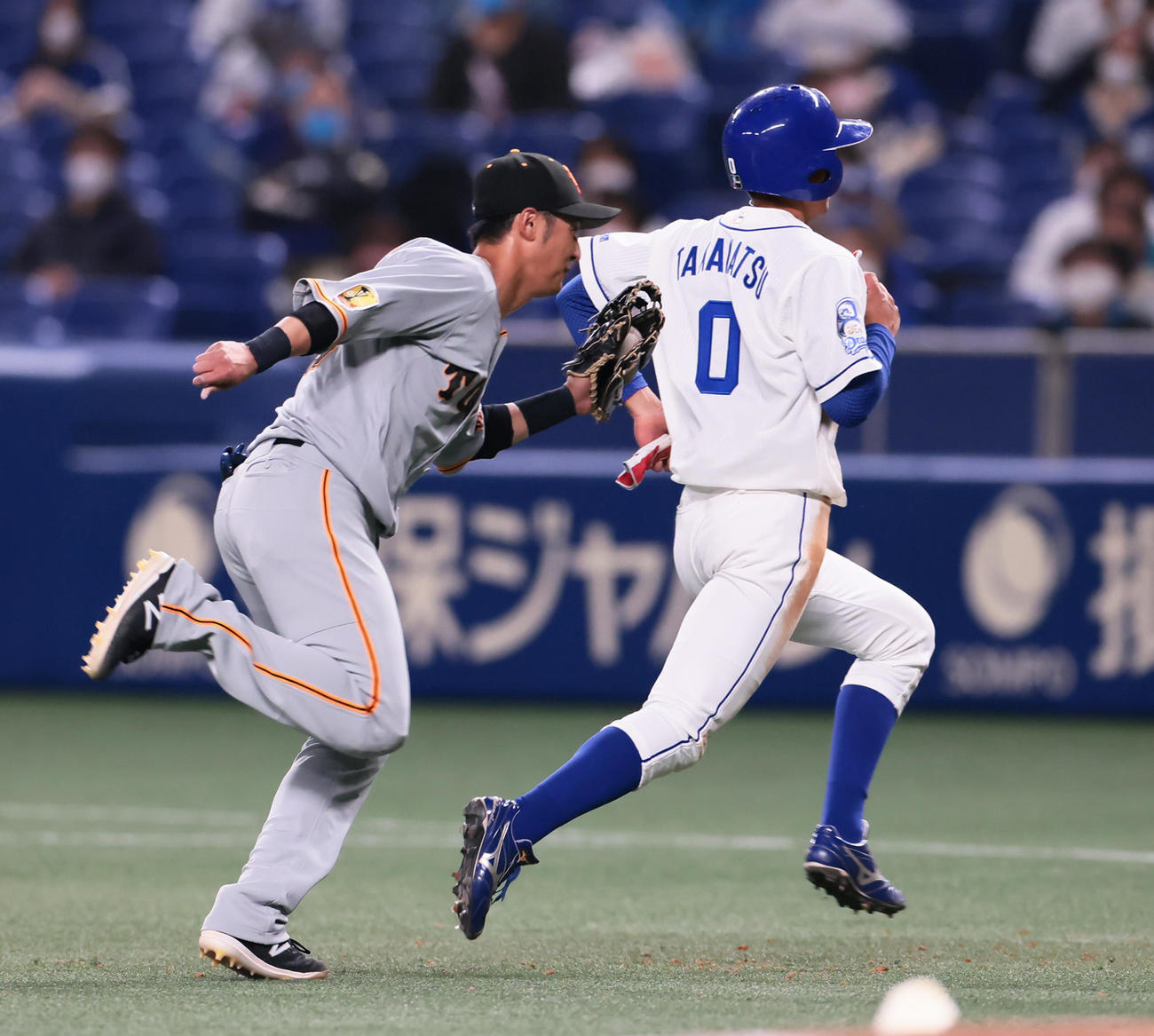 中日対巨人　7回裏中日無死一塁、一塁走者高松（右）を一二塁間で挟みアウトとする二塁手吉川（撮影・足立雅史）