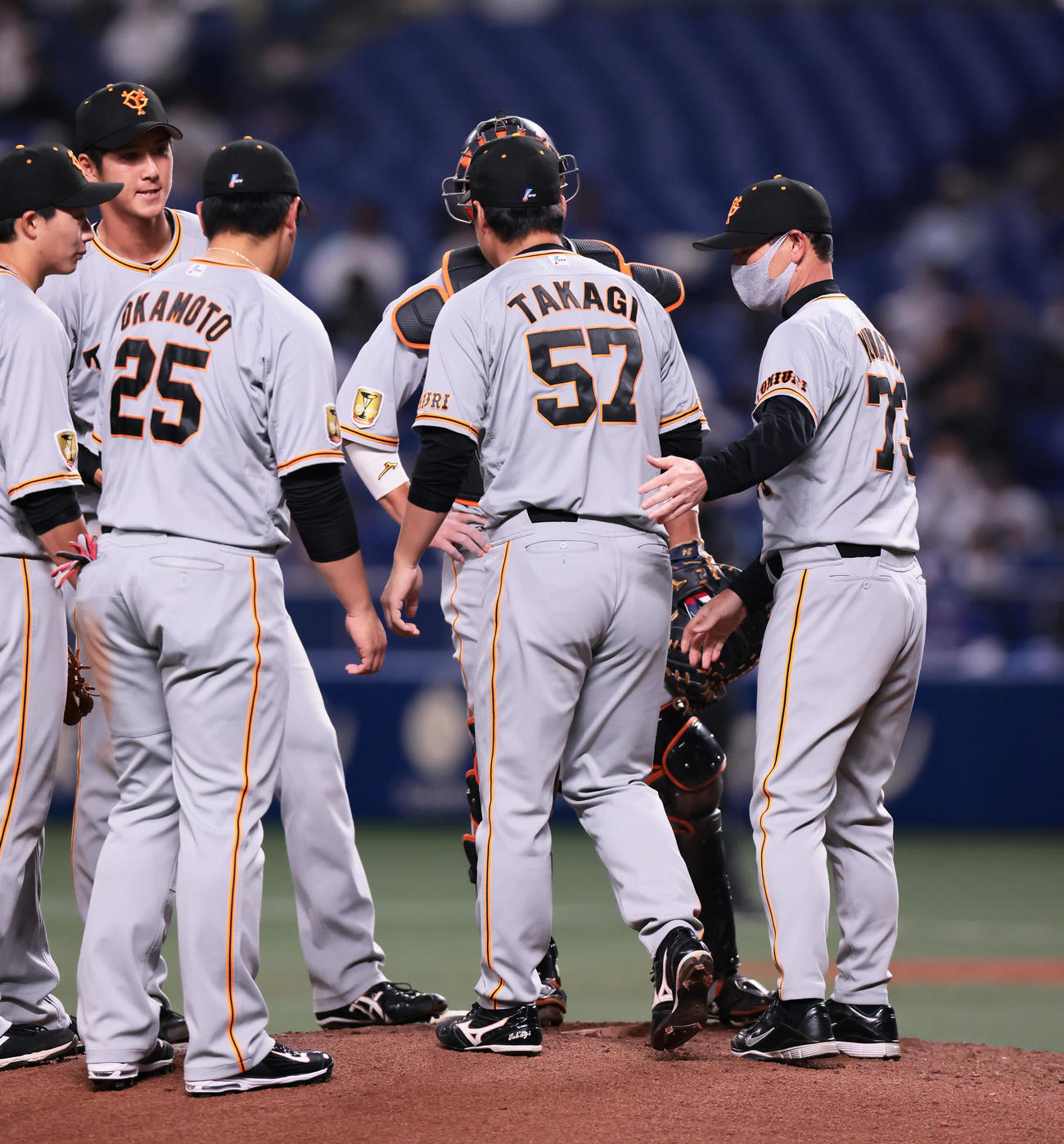 中日対巨人　交代出場の巨人高木（右から2人目）にマウンドで声をかける桑田投手チーフコーチ補佐（右端）（撮影・足立雅史）