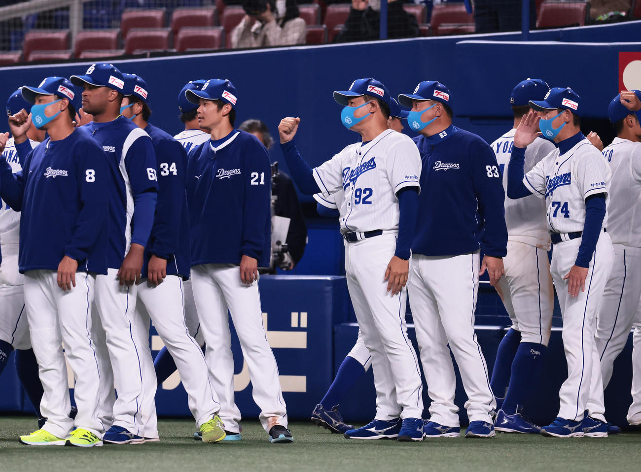 中日対巨人　勝利しタッチでナインを迎える中日与田監督（右から3人目）（撮影・足立雅史）