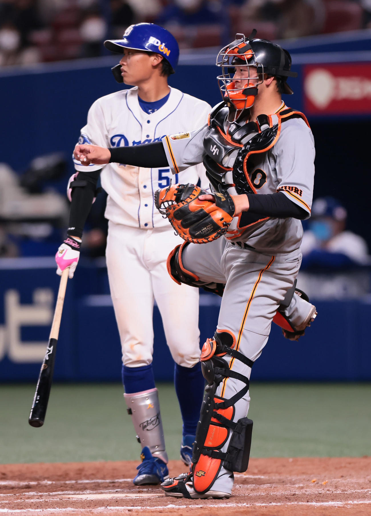 中日対巨人　8回裏中日無死一塁、打者滝野（左）の時、一塁走者岡林の二塁盗塁を阻止する岸田（撮影・足立雅史）