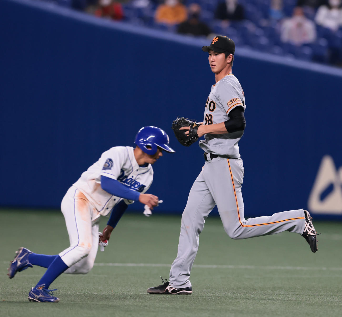 中日対巨人　7回裏中日無死一塁、一塁走者高松（左）を一二塁間で挟む一塁手秋広（撮影・足立雅史）
