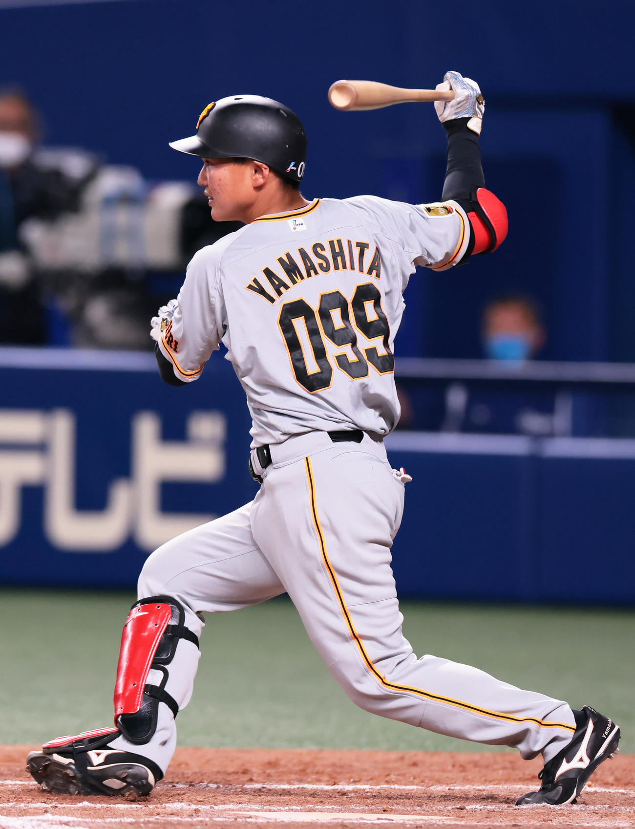 中日対巨人　8回表巨人1死満塁、二併殺打に倒れた山下（撮影・足立雅史）