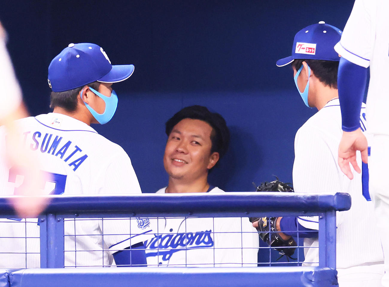 中日対巨人　5回を1失点で終えた中日大野雄（中央）はベンチに戻り笑顔（撮影・足立雅史）