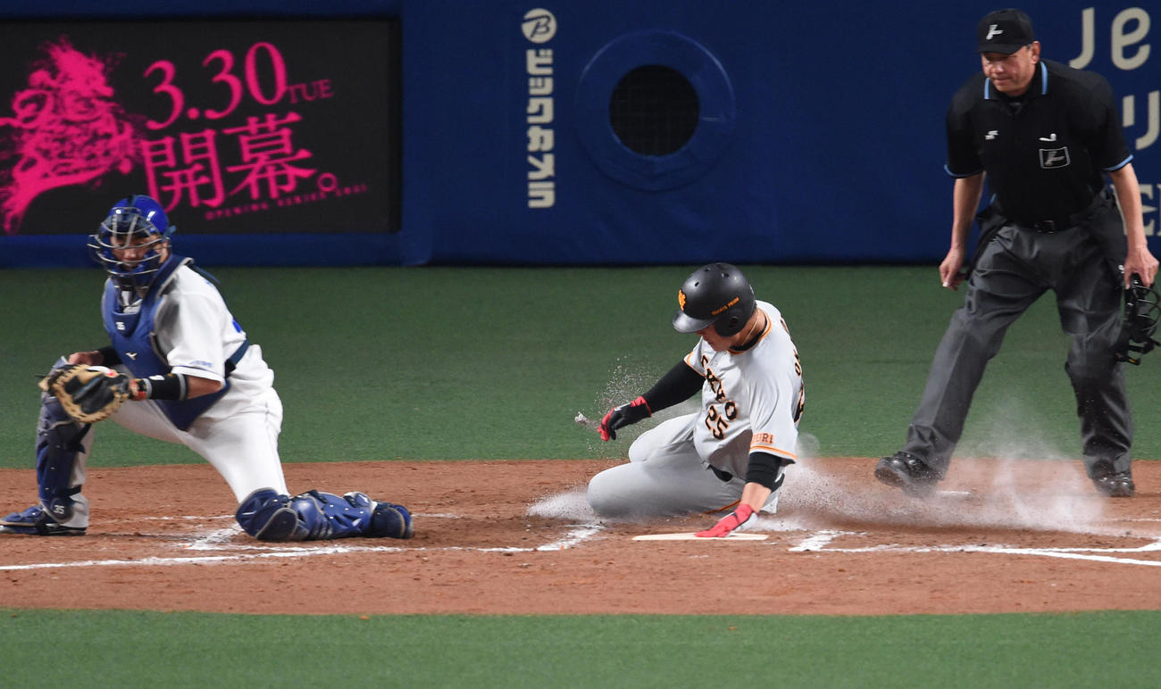 中日対巨人　4回表巨人1死二塁、丸佳浩の右前適時打で生還する岡本和真（撮影・森本幸一）