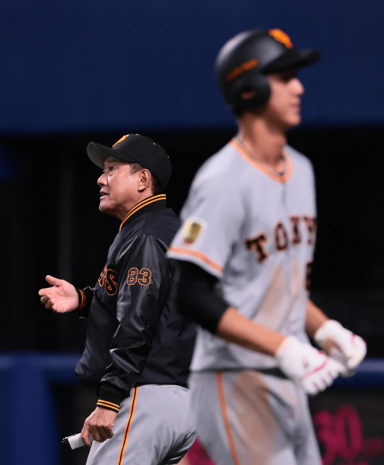 中日対巨人　選手交代を告げる巨人原監督（左）。右は秋広（撮影・足立雅史）